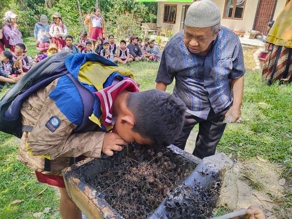 sd_swasta_kartini_handayani_kunjungi_peternak_lebah_madu_flora_nauli_di_pematang_siantar