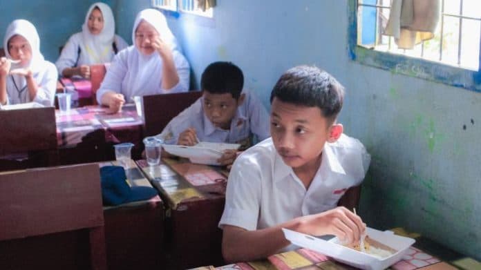 sdn_17_bilah_barat_dan_smpn_3_rantau_utara_sasaran_launching_makanan_bergizi