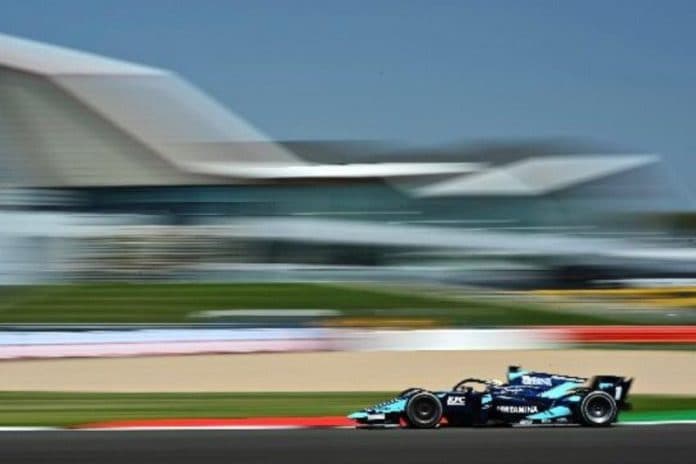 sean_gelael_start_dari_posisi_16_di_silverstone_inggris
