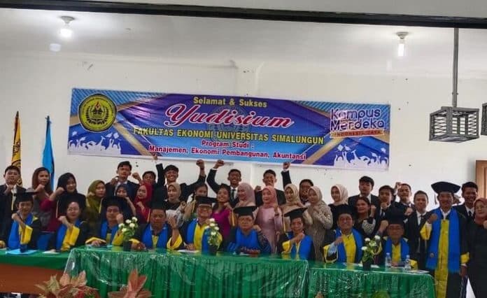 sebanyak_32_mahasiswa_fe_usi_yudisum_dekan_jaga_nama_baik_almamater