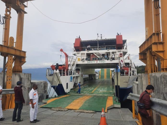 sebelum_berlayar_kembali_kmp_ihan_batak_uji_sandar_di_pelabuhan_ambarita