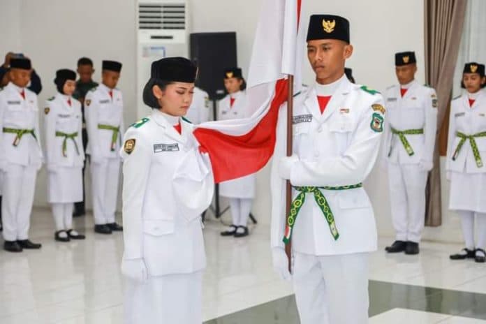 sebelum_dikukuhkan_paskibraka_kota_pematang_siantar_tahun_2023_cium_bendera_merah_putih