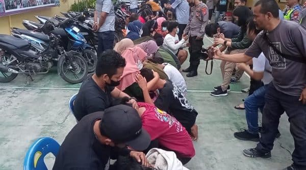 sebelum_dipulangkan_26_anggota_geng_motor_di_medan_sujud_di_hadapan_orang_tua
