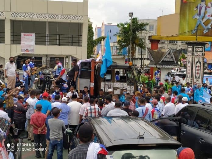 sebelum_ke_kpu_simalungun_hasim_tumpak_dan_tim_kumpul_di_tugu_becak