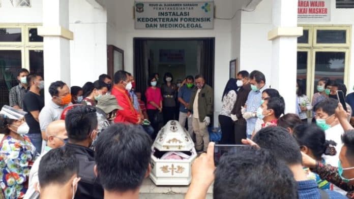 sebelum_meninggal_direktur_keuangan_pt_efarina_minta_stafnya_cucikan_foto_keluarga