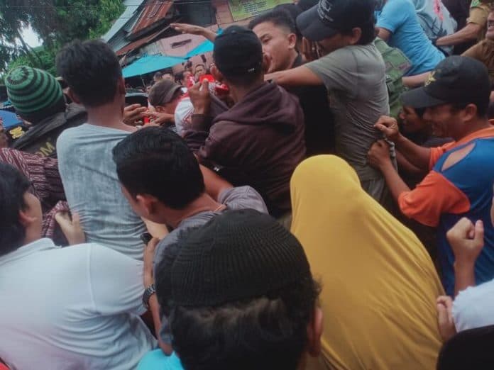 sebelum_meninggalkan_medan_warga_rebutan_sembako_dan_kaos_dari_presiden