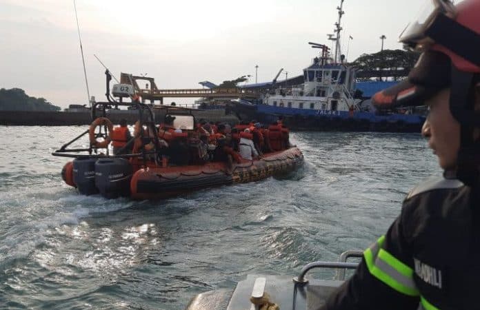 sebuah_kapal_penyeberangan_merak_bakauheni_terbakar