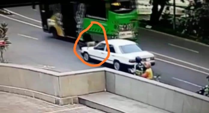 security_gedung_mega_prima_terseret_di_atas_kap_mobil