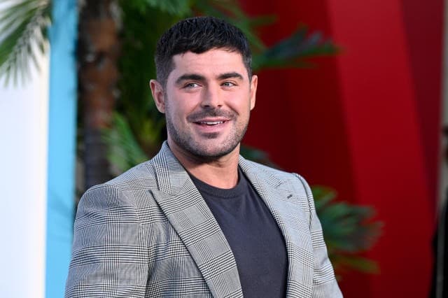 sedang_liburan_zac_efron_malah_dilarikan_ke_rumah_sakit