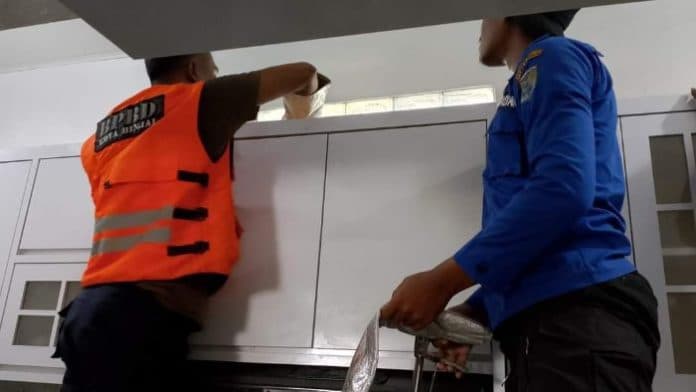 seekor_ular_kobra_yang_masuk_rumah_warga_di_binjai_diamankan