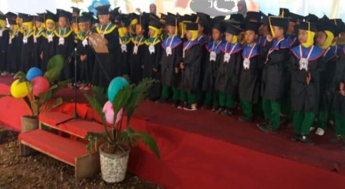 segini_biaya_wisuda_sekolah_yang_bikin_para_emak_nyesek