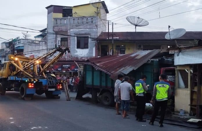 sehabis_sahur_rumah_di_tomuan_siantar_dihantam_truk