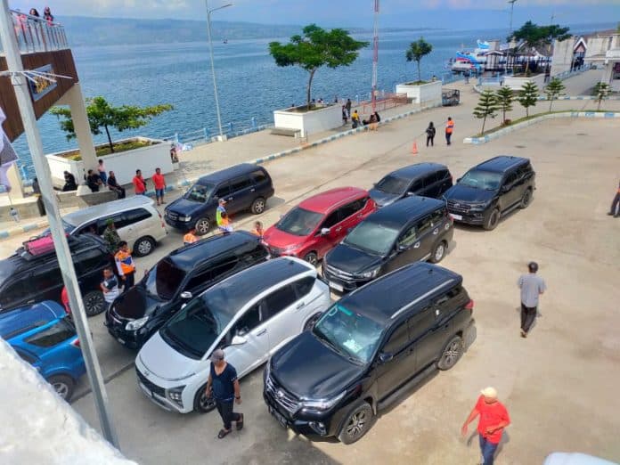 sehari_jelang_lebaran_2023_jumlah_kendaraan_menuju_samosir_meningkat_tajam