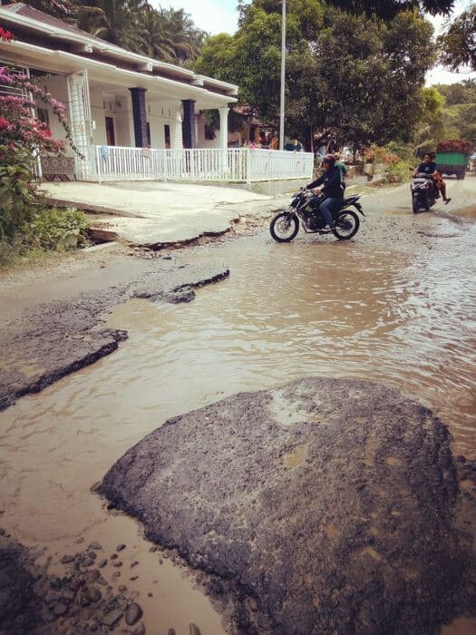 sejak_2020_tak_kunjung_diperbaiki_warga_bangun_purba_keluhkan_jalan_rusak