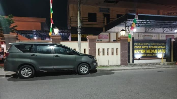 sejumlah_debt_collector_diduga_giring_mobil_ke_polsek_medan_baru