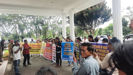 sejumlah_kontraktor_geruduk_dprd_simalungun_tuntut_pembayaran_proyek_mck_2021