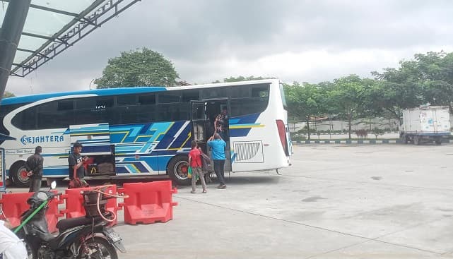 sejumlah_loket_di_medan_mulai_dipadati_pemudik