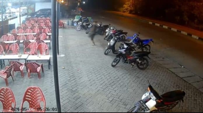 sejumlah_orang_terekam_kamera_pengawas_serang_warkop_di_percut