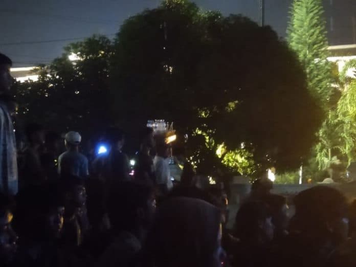 sejumlah_pedagang_manfaatin_momen_nobar_di_depan_kantor_wali_kota_medan