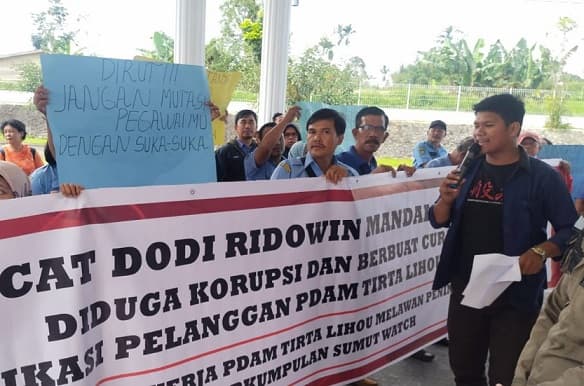 sejumlah_pegawai_pdam_tirta_lihou_unras_ke_dprd_simalungun