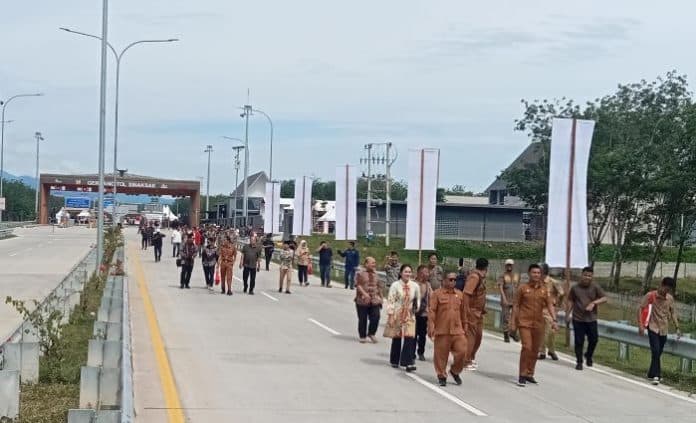sejumlah_pejabat_berjalan_kaki_di_peresmian_tol_sinaksak