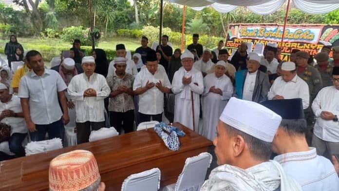 sejumlah_pejabat_dan_ratusan_pelayat_melepas_jenazah_mantan_gubernur_sumut_syamsul_arifin