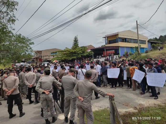 sejumlah_pendemo_di_dprd_samosir_ngaku_tertipu_dikira_demo_kelangkaan_pupuk