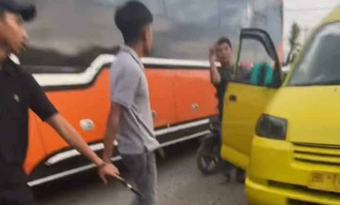 sejumlah_pria_nyaris_saling_pukul_pakai_besi_dengan_sopir_angkot_di_jalan_lintas_lubuk_pakam_galang