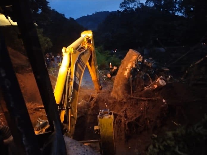 sejumlah_ruas_jalan_di_dairi_tertimbun_tanah_longsor