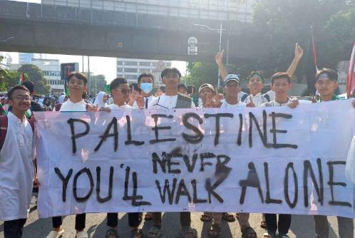 sejumlah_warga_gelar_aksi_damai_bela_palestina_desak_kedubes_as_dibubarkan