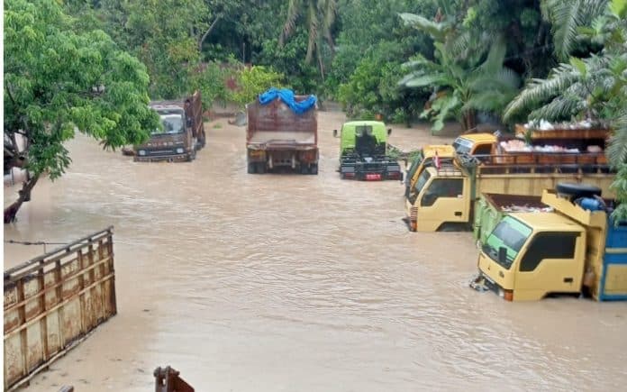 sejumlah_wilayah_di_galang_deli_serdang_dilanda_banjir_areal_persawahan_dan_puluhan_truk_terendam