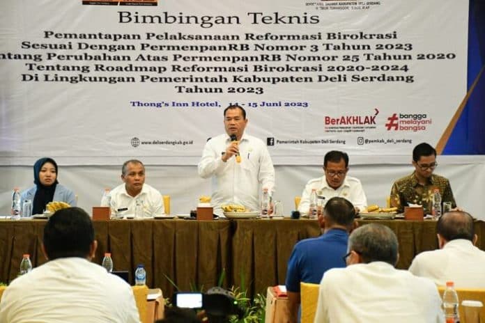 sekda_deli_serdang_tingkatkan_ekonomi_masyarakat_lewat_pelayanan_publik