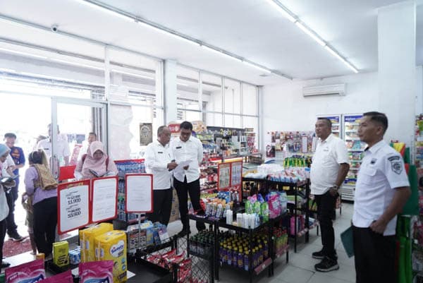 sekda_labusel_monitoring_legalitas_pasar_swalayan_di_kotapinang