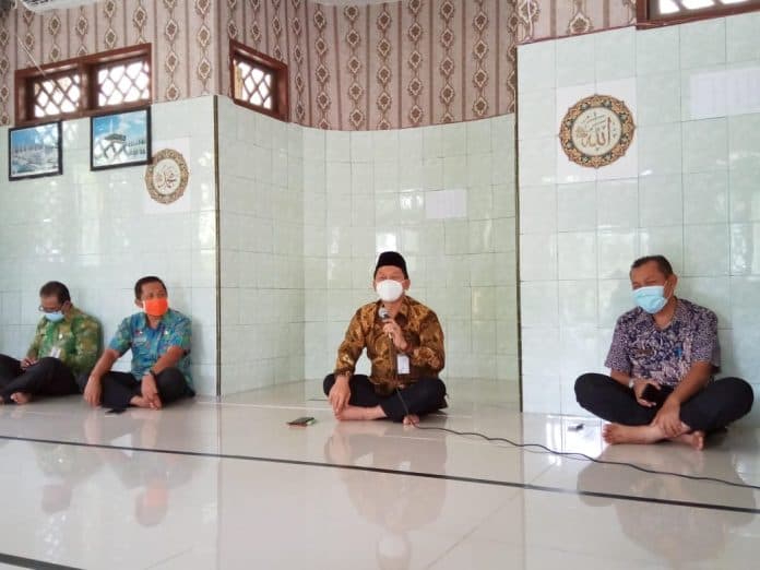 sekdakab_langkat_indra_salahuddin_sampaikan_tausyiah_usai_sholat_berjamaah