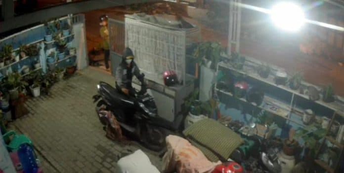 sekelompok_maling_terekam_cctv_bawa_kabur_3_sepeda_motor_di_medan_deli