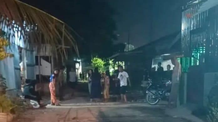 sekelompok_remaja_di_pekan_labuhan_serang_rumah_warga