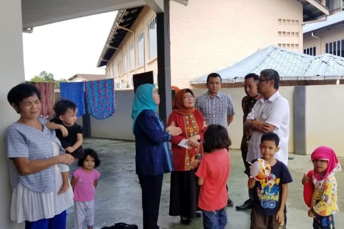 sekeluarga_asal_tebing_terlantar_di_hutan_malaysia
