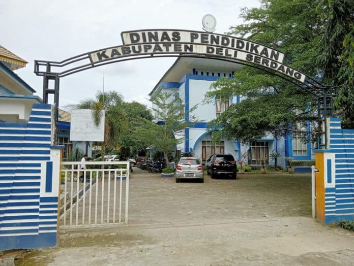 sekretaris_bpbd_akui_pasok_buku_ke_dinas_pendidikan_deli_serdang