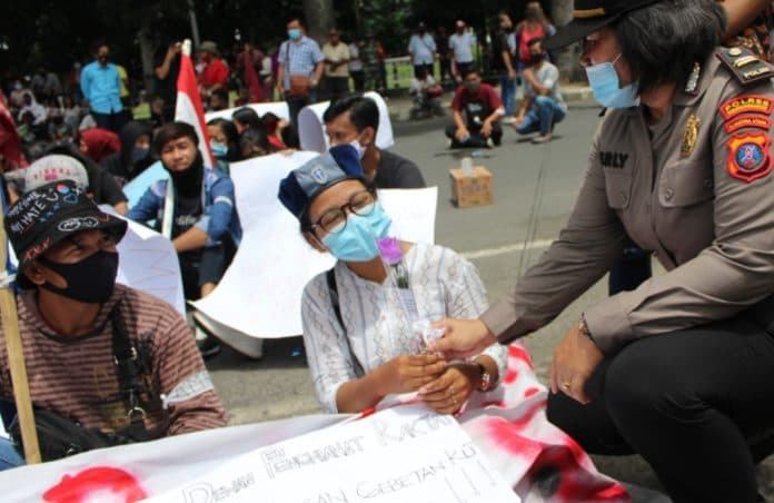 sekuntum_bunga_dari_polwan_siantar_untuk_pendemo