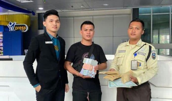 sekuriti_kai_bandara_medan_temukan_tas_berisi_rp24_juta_milik_penumpang