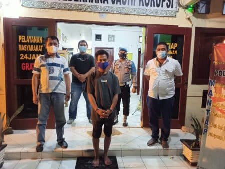 sekuriti_pt_waskita_karya_tangkap_pencuri_besi