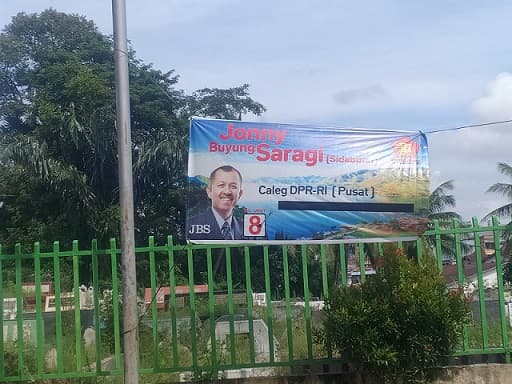 selain_ganggu_pemandangan_baliho_caleg_di_ruas_jalan_siantar_menyalahi_aturan_kampanye