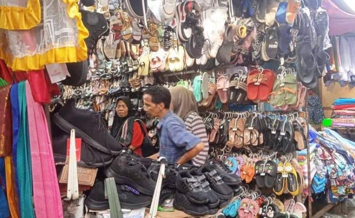 selain_perlengkapan_belajar_dan_seragam_pembeli_sepatu_juga_meningkat_jelang_masuk_sekolah