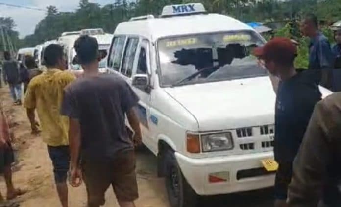 selain_sepeda_motor_angkot_dihancurkan_di_selambo_percut_sei_tuan