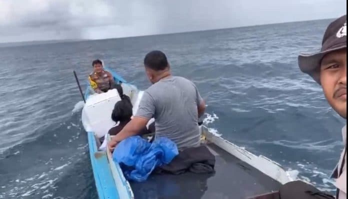 selama_9_jam_polisi_salurkan_logistik_pilkada_nisel_lewat_laut