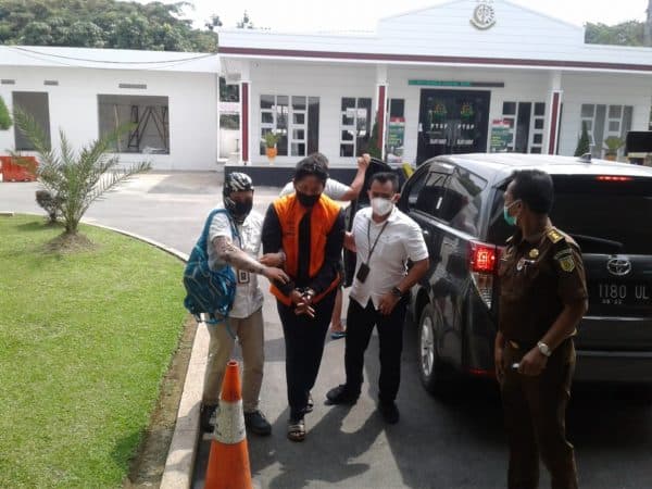 selama_buron_yoan_tersangka_korupsi_rp10_miliar_lebih_tinggal_di_peternakan_kambing