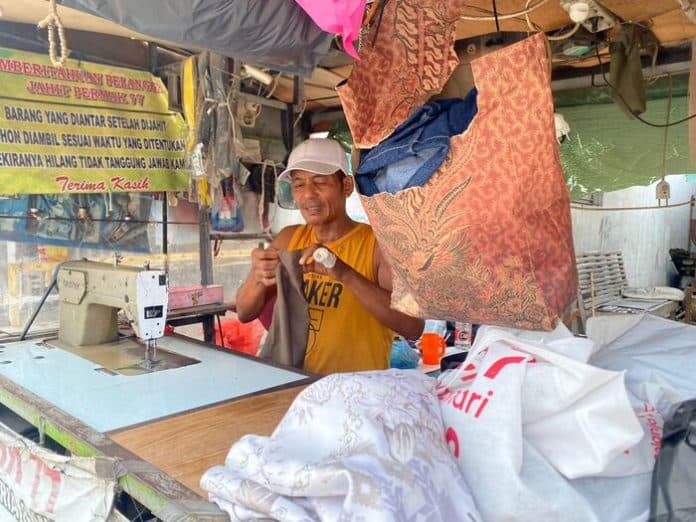 selama_ramadhan_omset_jasa_jahit_baju_meningkat_drastis