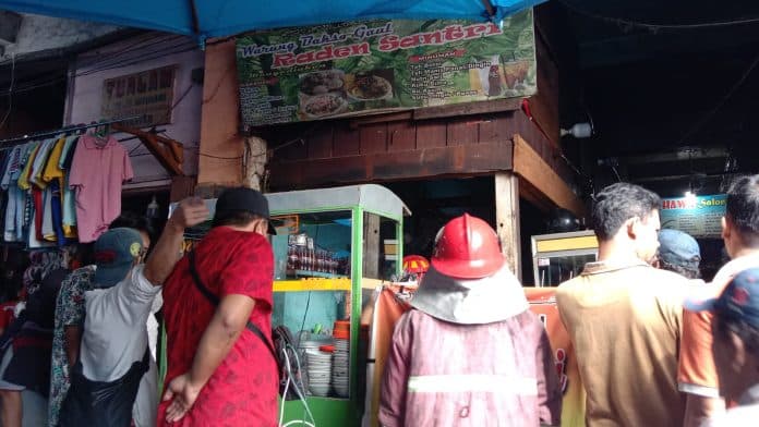 selang_regulator_gas_bocor_warung_bakso_di_pasar_horas_nyaris_terbakar