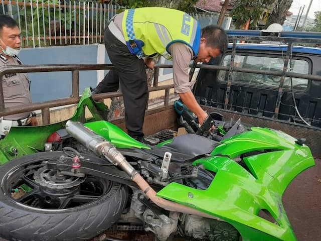 selip_dan_terjatuh_pemotor_ninja_warior_tewas_dilindas_truk