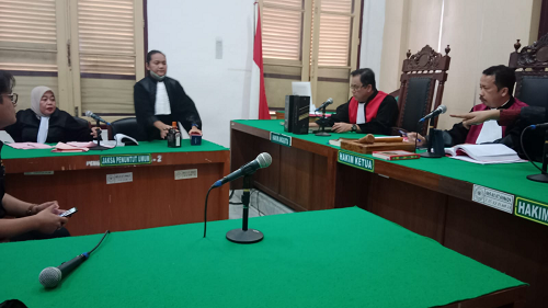 selundupkan_453_botol_miras_ilegal_dari_batam_sopir_truk_diadili_di_pn_medan